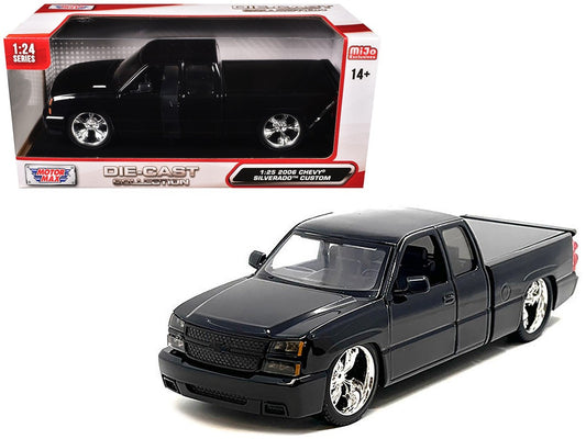 Chevrolet Silverado 2006 camioneta pickup personalizada modelo diecast 1:24 negro Motormax
